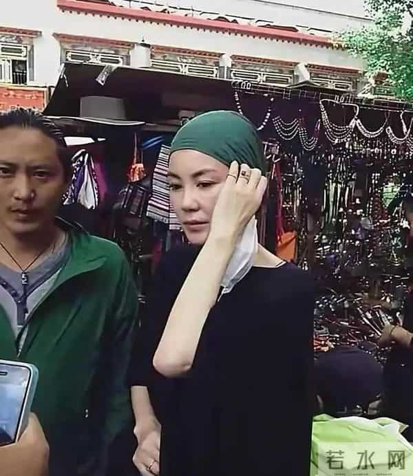 旁边的是谢霆锋吗，怎么黑成这样了，王菲还是王菲没咋变