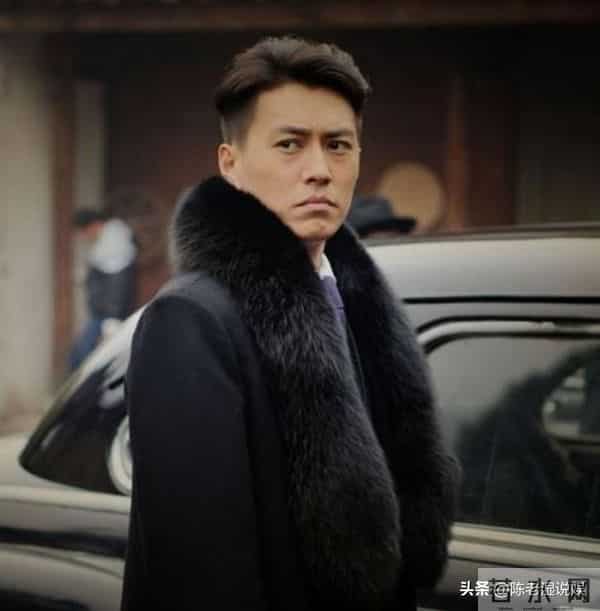 这一次，人民日报点名靳东，七字之差给娱乐圈敲响警钟