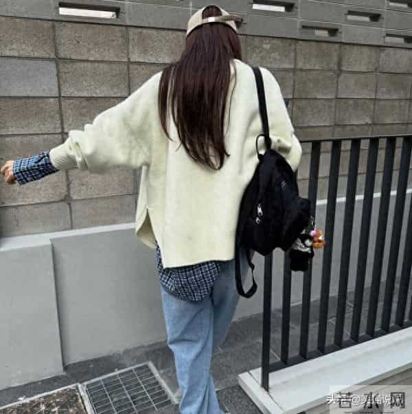 尹恩惠晒新照：卫衣长靴显活力范，与好友聚餐好惬意