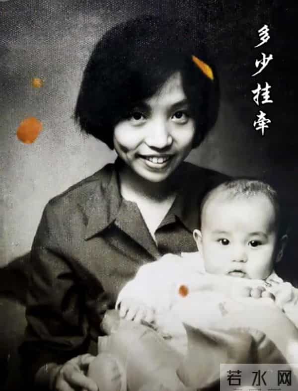 陆毅一家家庭聚会,鲍蕾挨着婆婆坐气场很强,陆妈妈看着好年轻