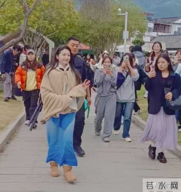 37岁景甜在安徽小镇被偶遇，她打扮朴素，皮肤白皙 娇俏可爱，好美