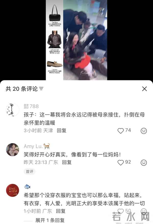 朱珠被4岁女儿扑倒，瘫坐地上笑得见牙不见眼，3名助理才扶起来