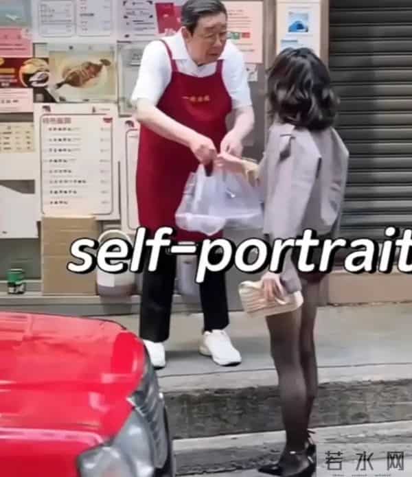 59岁刘嘉玲香港街头彻底放飞，三角裤外穿配黑丝袜，这是啥新潮流