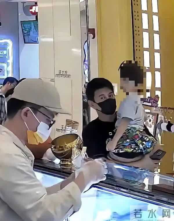 刘诗诗带儿子和朋友聚餐，6岁步步和玩伴打架 刘诗诗拉架险被绊倒