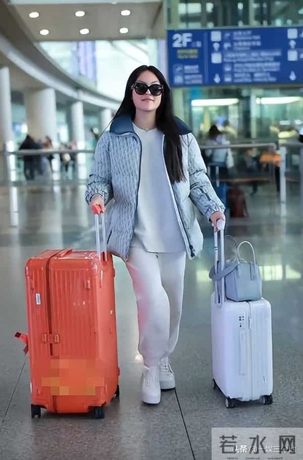 李湘胖到弯不下脖子，机场罕用便宜货，被人搭话她不理还嘲讽冷哼