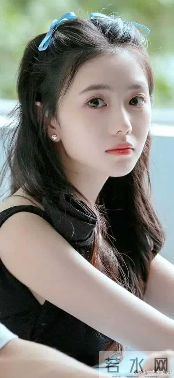 刘浩存绝美性感，气质封神惊艳瞬间