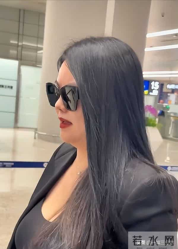 李湘胖到弯不下脖子，机场罕用便宜货，被人搭话她不理还嘲讽冷哼