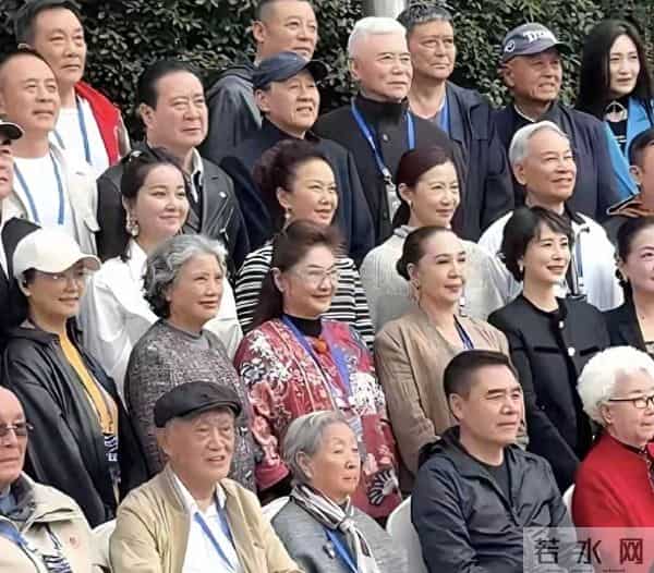 中国电影表演艺术周C位出乎意料，强如唐国强张丰毅也只能站一边