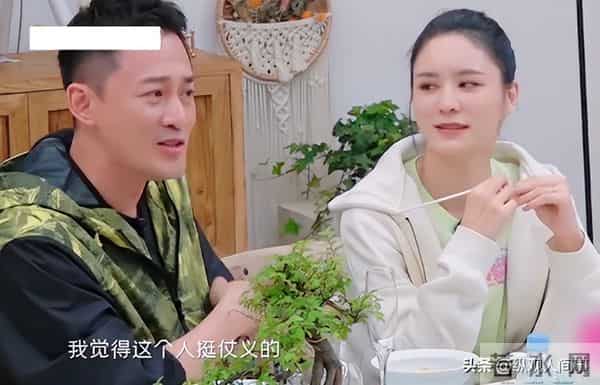 林峯上海演唱会，和张馨月贴脸搂抱亲密，舞台上疯狂顶胯被骂惨