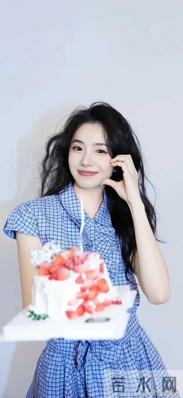 刘浩存绝美性感，气质封神惊艳瞬间