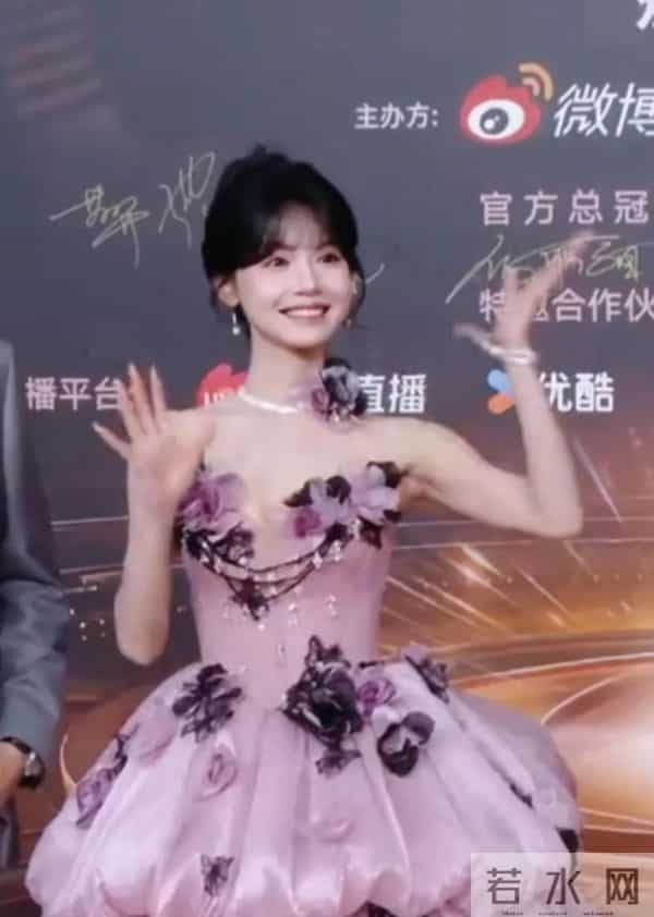 短剧顶流走内娱的红毯确定不是自取其辱吗 被内娱顶流秒的渣都不剩