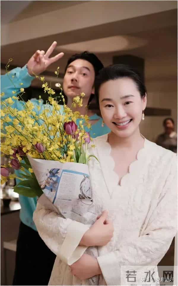 林依轮为26岁儿子林子濠庆生,55岁了比儿子还年轻,老母亲也露面