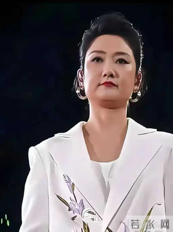 凤凰传奇玲花才44岁老了很多，发福20斤，像个老妈妈，岁月无情啊