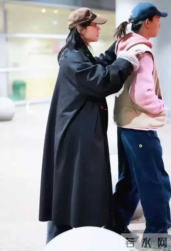 白百何带俩儿子现身，17岁大儿子像陈羽凡，5岁二宝太机灵