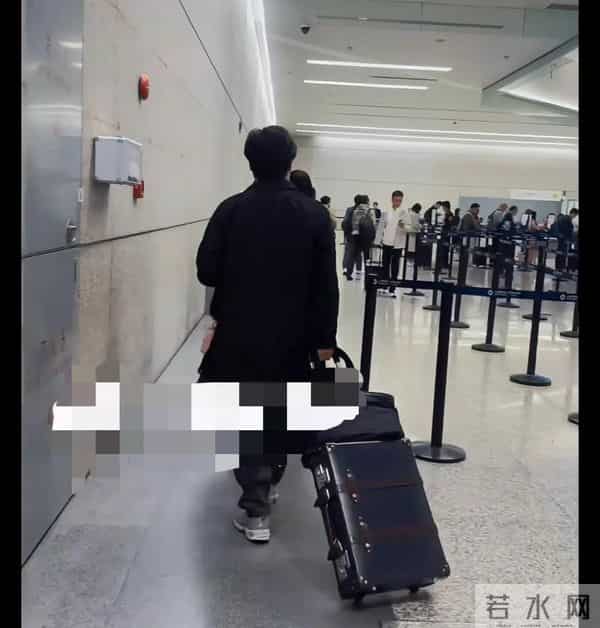 王岳伦一家现身机场，李湘满身肉，气场强大