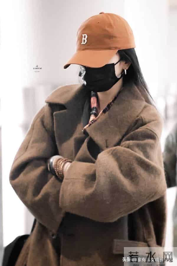 杨幂把大衣穿明白了 酷飒慵懒全拿捏 普通人这么搭 出街也能有明星范