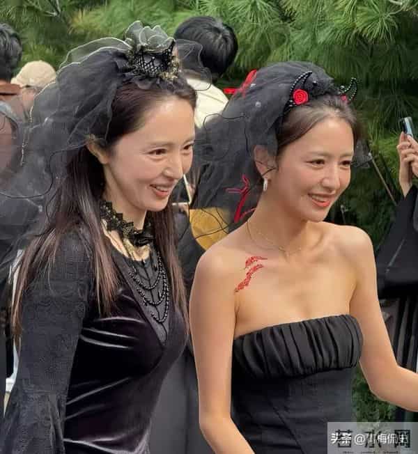 佟丽娅深圳扫购黄金!头发稀少假发明显,满胳膊黄金手串太吸睛