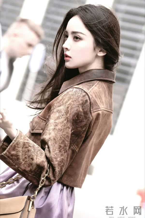 娜扎短款小皮衣，美的不可方物