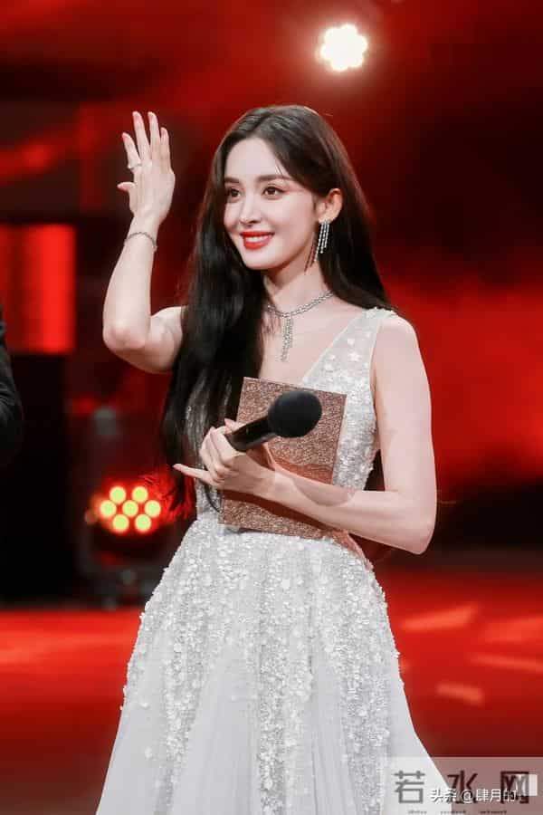 娜扎穿衣太妖娆,胸前开叉到肚脐,最后却学热巴用手紧紧捂住