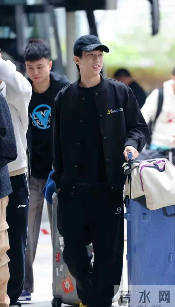 林高远全运会机场造型，全黑穿搭，风格随性又酷又帅