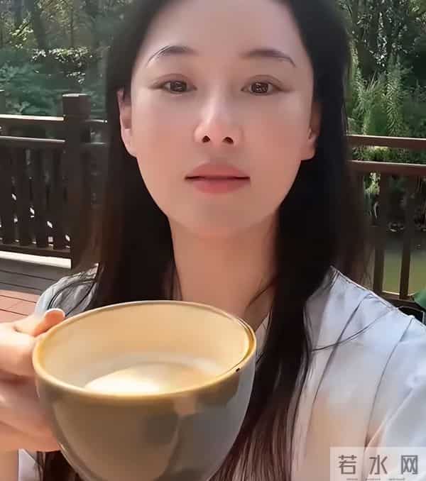 张馨予一人在家吃长毛的蘑菇酱，胃里翻江倒海，老公何捷在校上班