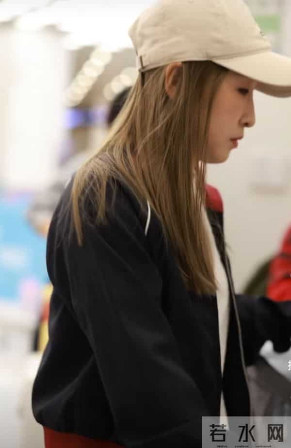 刘诗雯现身机场，藏青拼红运动风外套搭白帽随性又活力笑容超治愈