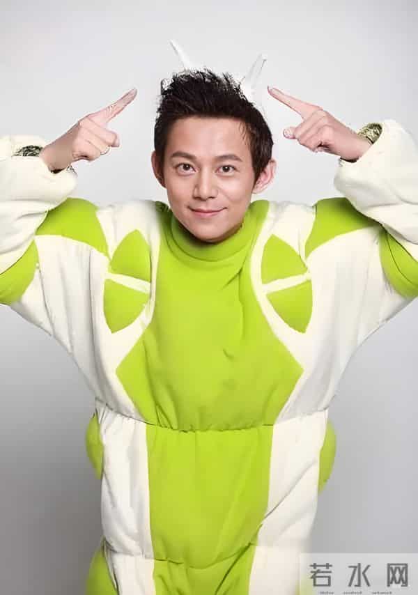 何炅主持生涯迈入第30年，齐思钧献花致敬，王鹤棣在台下鼓掌欢呼