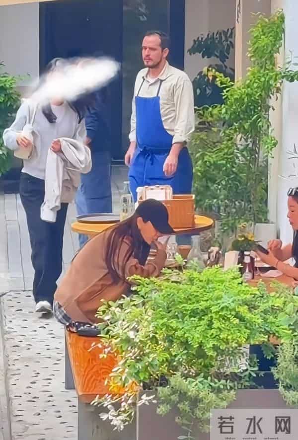 杨颖和闺蜜街头吃饭被偶遇，嗦手指太可爱了！淡圈后身家仍不菲！