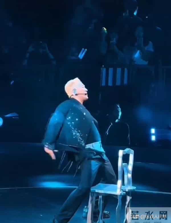 林峯上海演唱会，和张馨月贴脸搂抱亲密，舞台上疯狂顶胯被骂惨