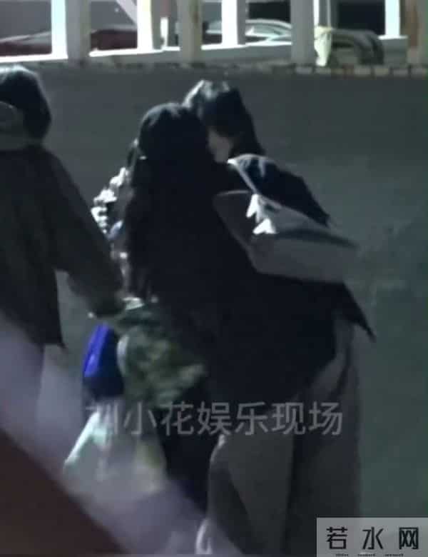 刘诗诗带儿子和朋友聚餐，6岁步步和玩伴打架 刘诗诗拉架险被绊倒