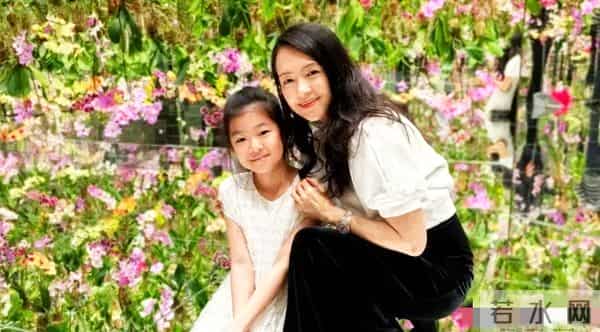 汪峰坐不住了？拿到抚养权的章子怡，把女儿宠成了“掌心光”