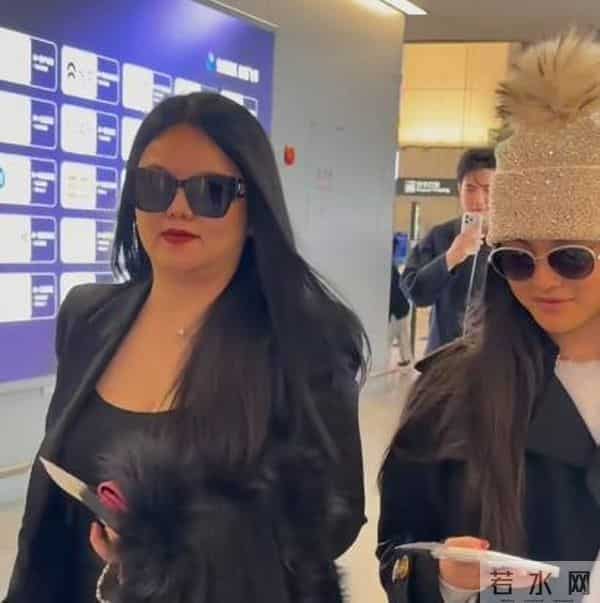 王岳伦一家三口同框，李湘瘦了，被问及模仿热潮，本人笑而不语