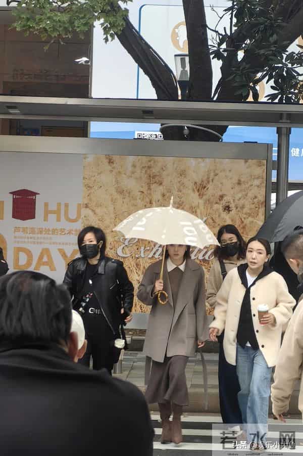 孙俪无锡拍戏被偶遇，身穿毛呢大衣新发型好洋气，本人又瘦又美！