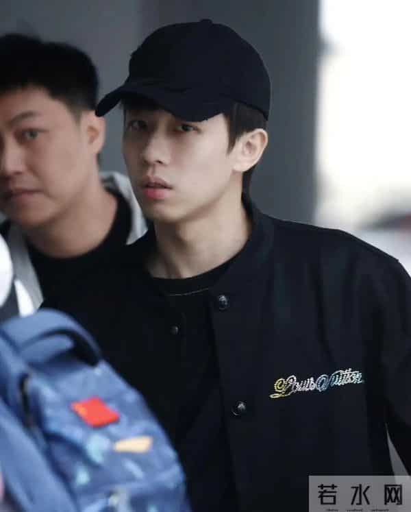 林高远全运会机场造型，全黑穿搭，风格随性又酷又帅