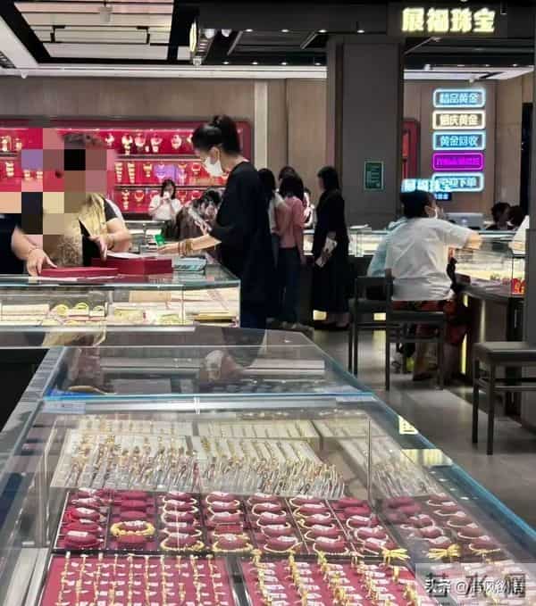 佟丽娅深圳水贝买黄金，素颜穿百元T恤，下手几十克金鼎超豪爽