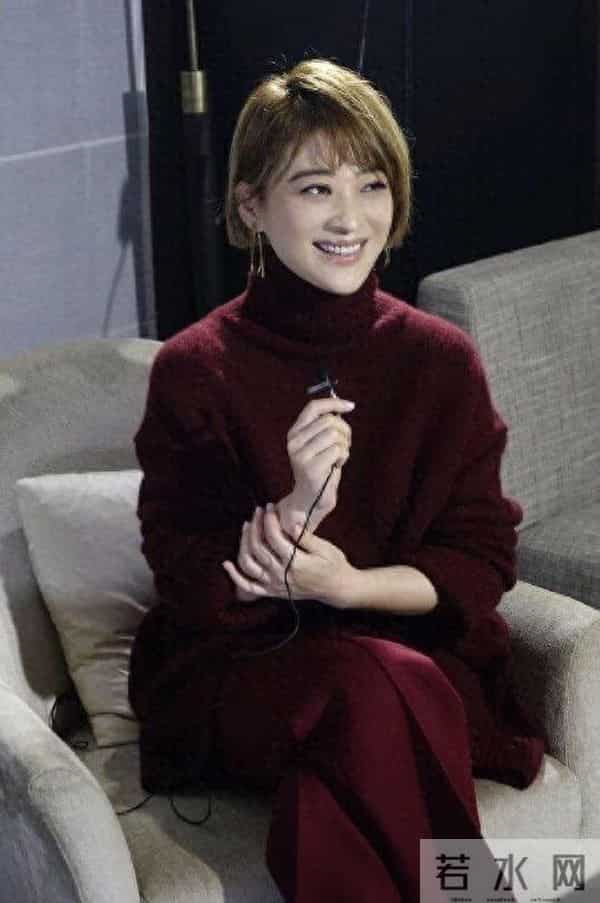 50岁梅婷波波头年轻10岁！穿红色毛衣配阔腿裤，美得像换了个人