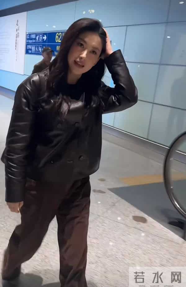 朱珠现身机场,不停撩拨头发被吐槽,女儿王珠宝接机把她扑倒了