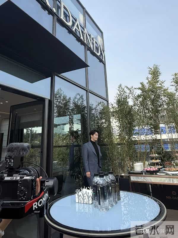 窦骁现身西安参加活动，西装革履，又高又帅，手上婚戒格外亮眼！