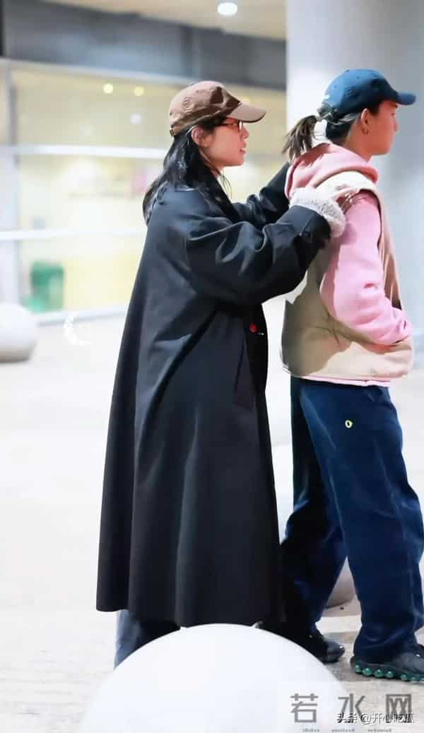 白百何带两个儿子现身！17岁大儿子长得像前夫陈羽凡，二儿子5岁