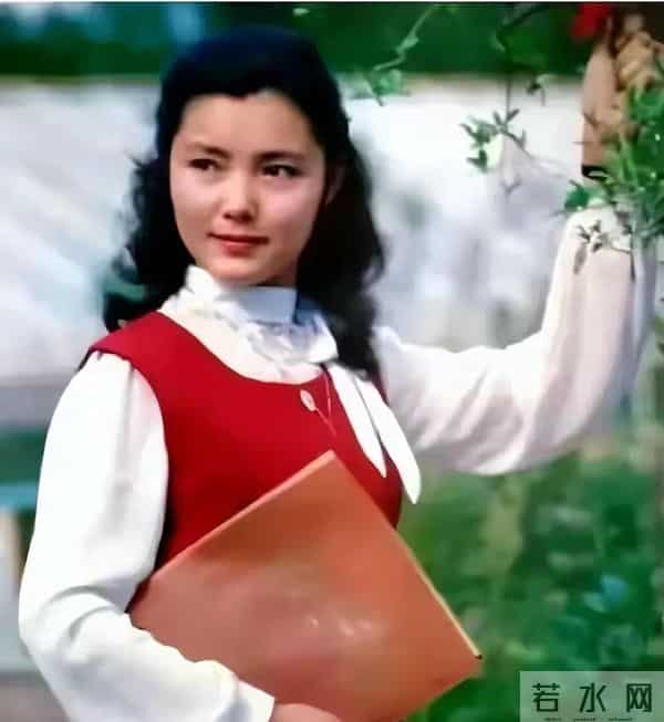 她居然有70岁了，不愧是当年红遍全国的红牡丹，越老越优雅大气！