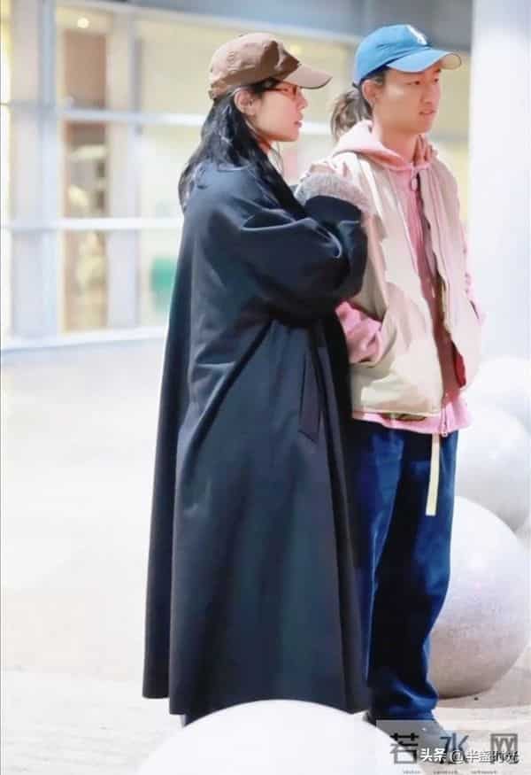 41岁白百何和17岁儿子在机场被偶遇，儿子长得比妈妈高了，像爸爸