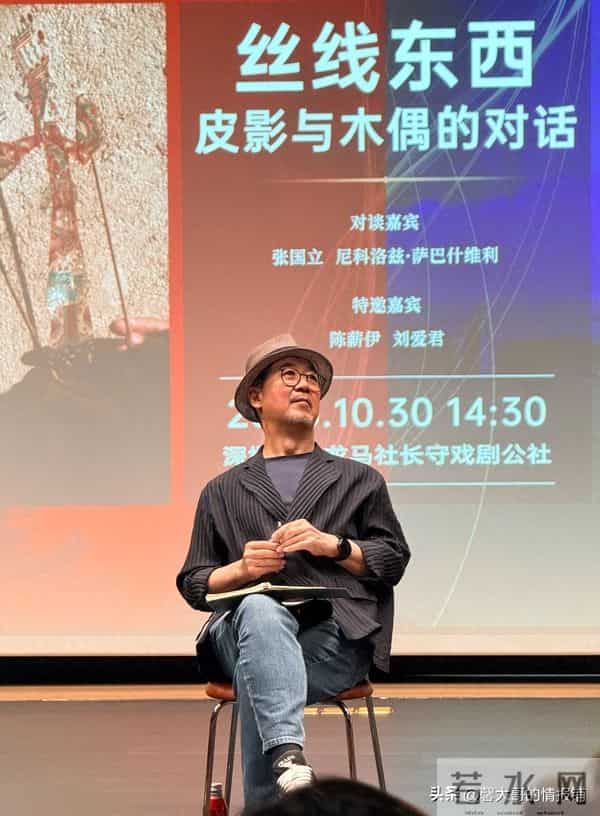 深圳偶遇70岁张国立和68岁邓婕！他把手搭在爱妻肩上 夫妻感情真好