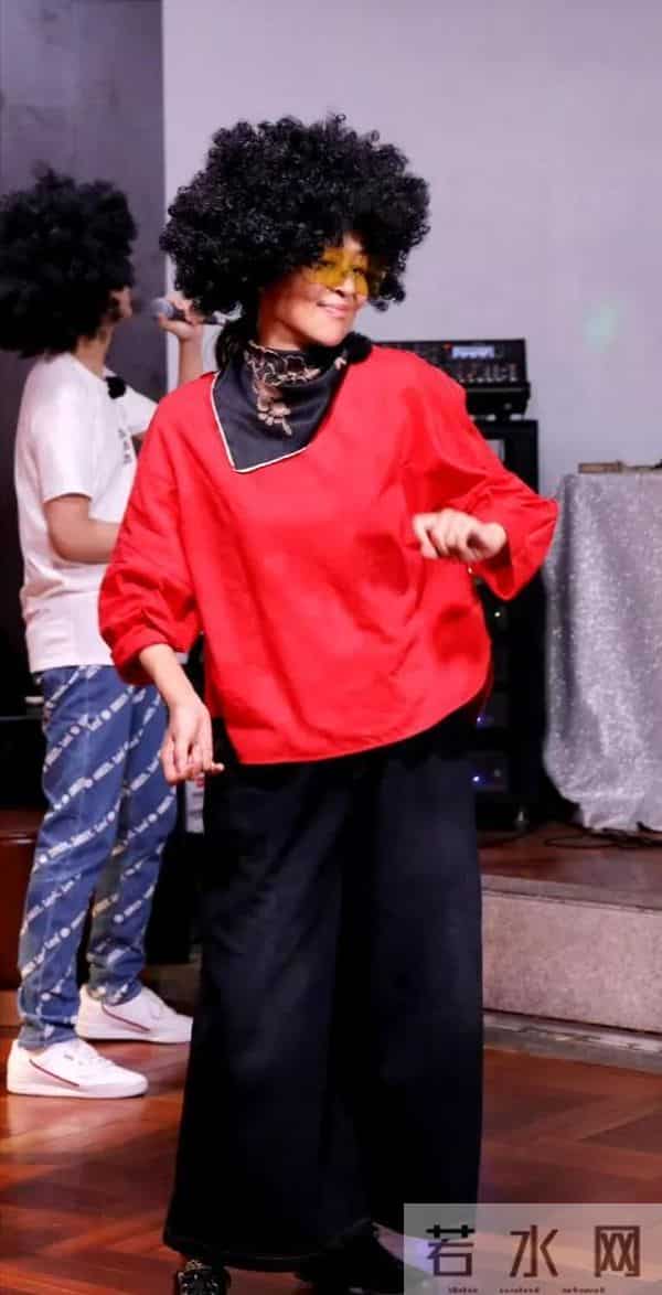 六十多岁倪萍美到认不出！穿汉服亮相端庄优雅，好似画中走出人物