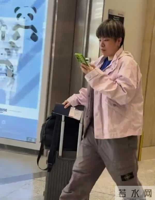 王艺迪短发配粉外套机场出发澳门全运会，利落造型尽显飒爽气场