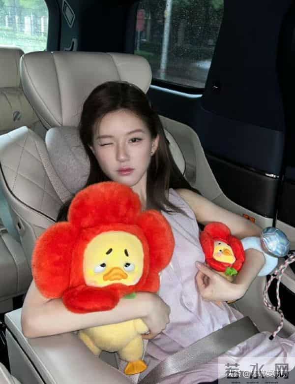 看到赵露思背上那一片膏药贴，真的好让人心疼。