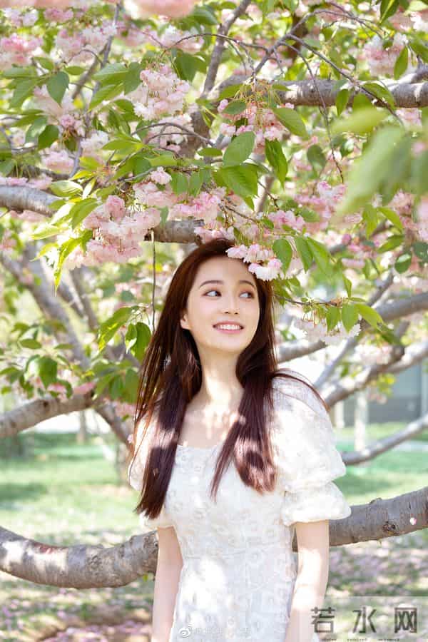 中传校花冯琳当主持人啦！不愧是最美领读员 这颜值不比明星差