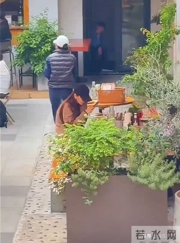 baby在上海路边摊吃饭 吃到忘情还舔手指 用手擦嘴擦脸 毫无星味