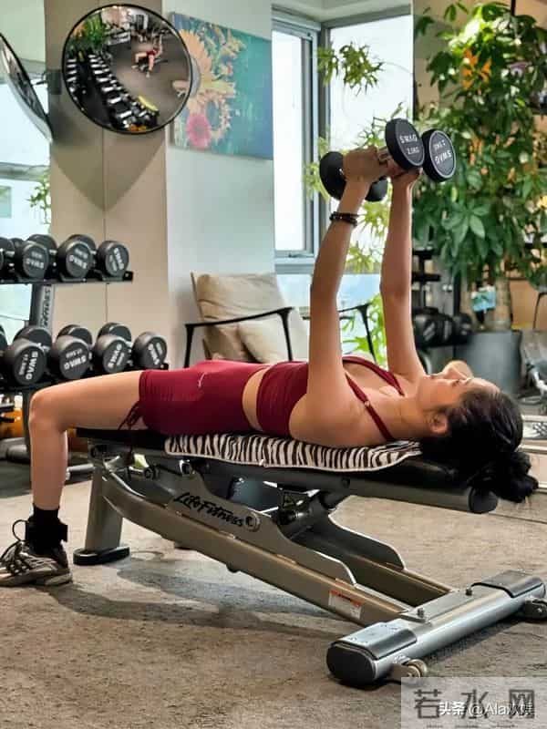周洁琼晒健身日常，蜜桃臀与健身穿搭吸睛！