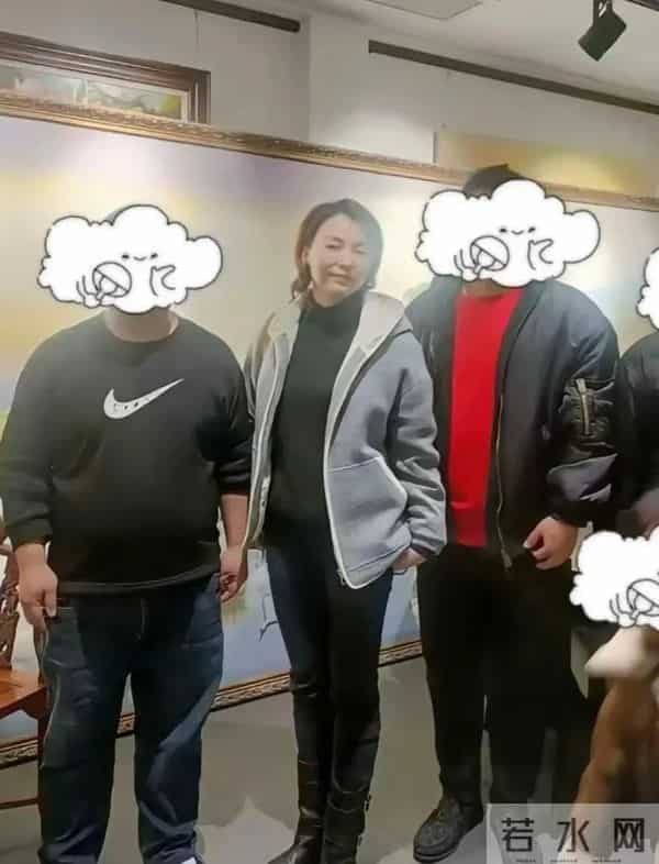 董卿与儿子现身南通，体态不错气色好，一点不像奔五的人