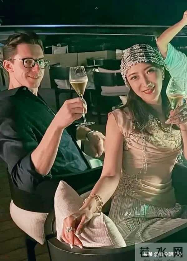 陈赫前妻许婧在沙特过生日，穿露背装身材好辣，外籍老公还有胸肌